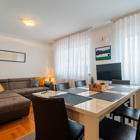 Flexible Selfcheckins 97 - Zagreb - Garden - Parking- Loggia - 2 Bedrooms المظهر الخارجي الصورة