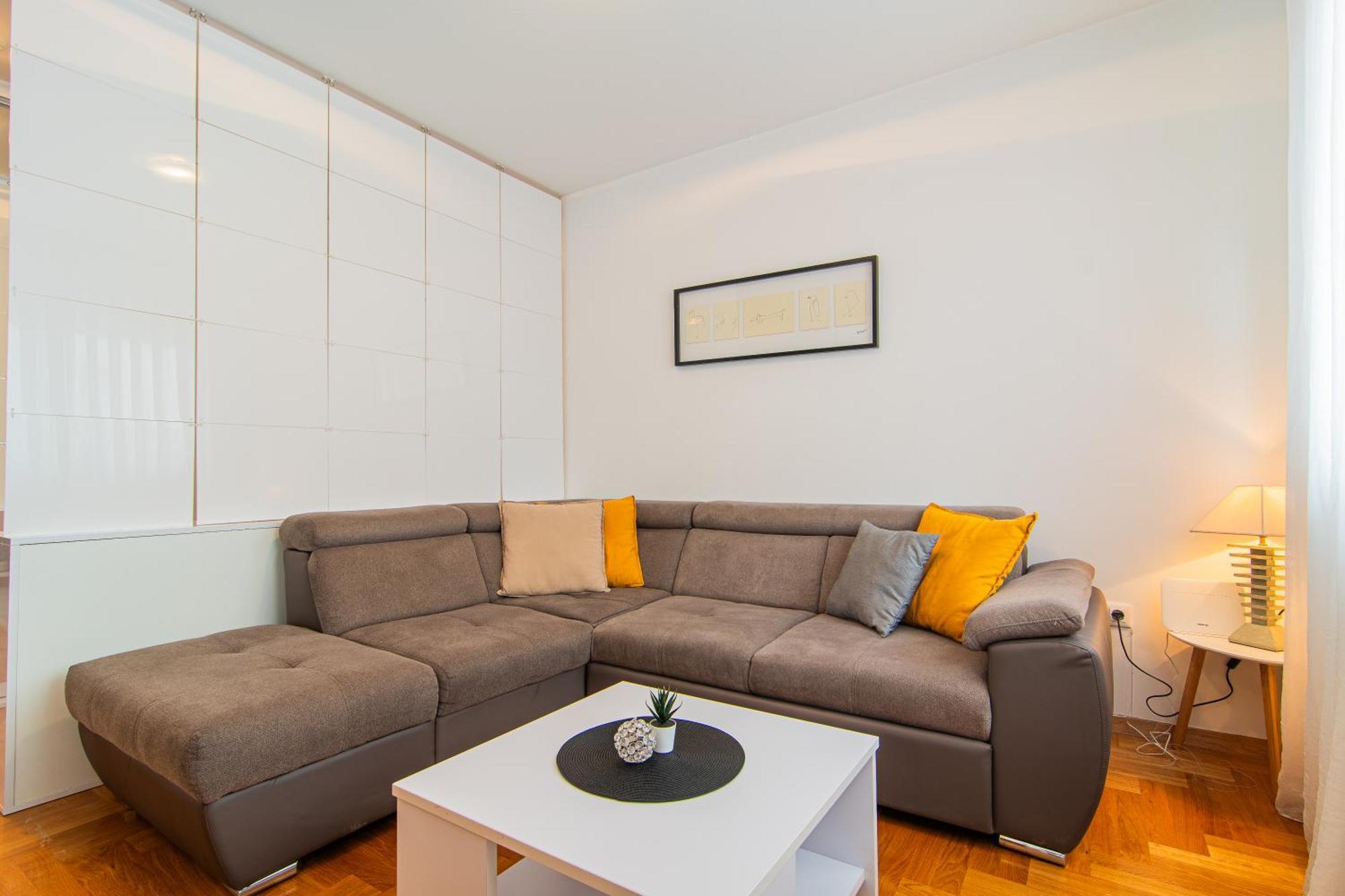 Flexible Selfcheckins 97 - Zagreb - Garden - Parking- Loggia - 2 Bedrooms المظهر الخارجي الصورة