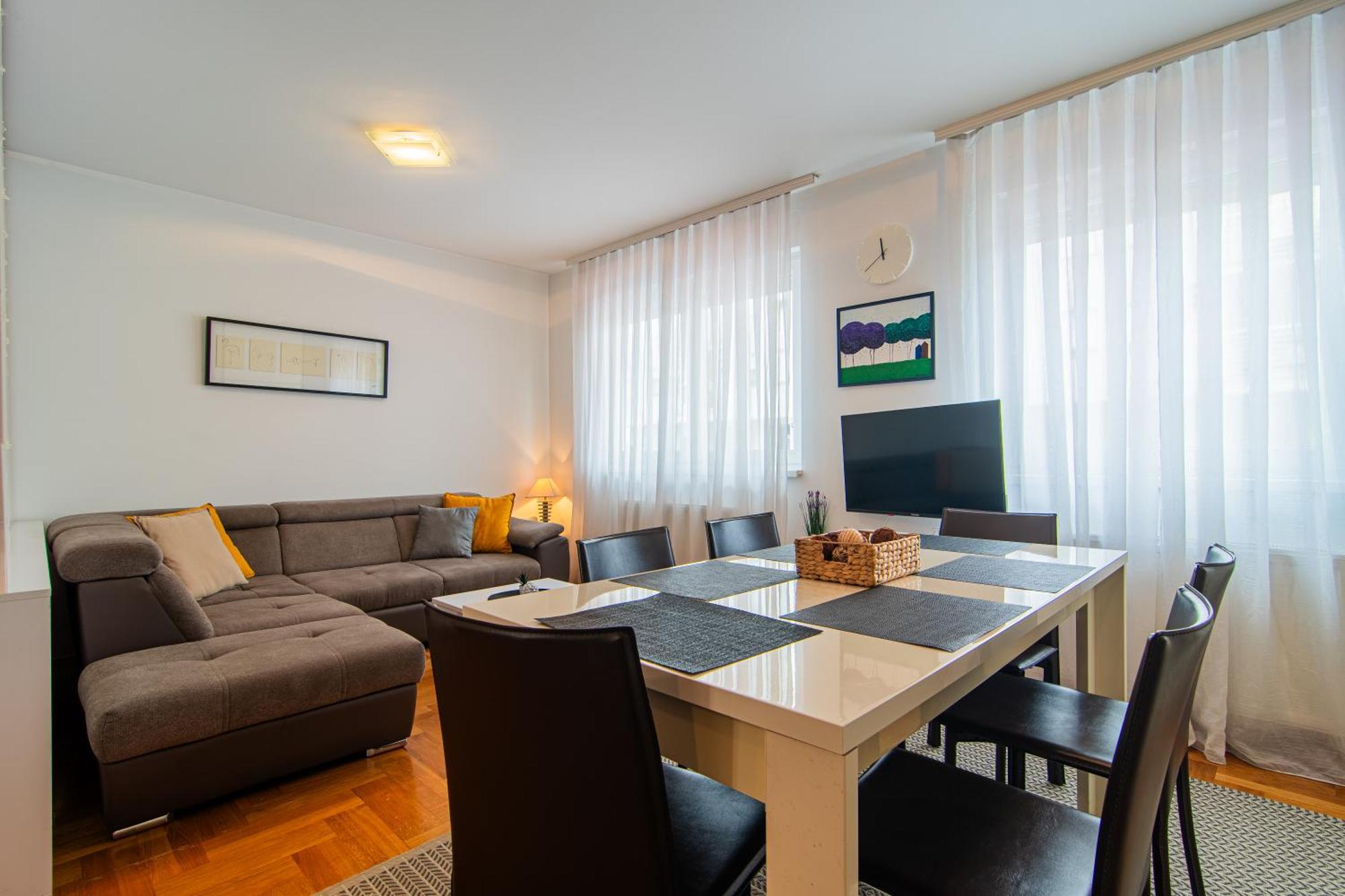 Flexible Selfcheckins 97 - Zagreb - Garden - Parking- Loggia - 2 Bedrooms المظهر الخارجي الصورة